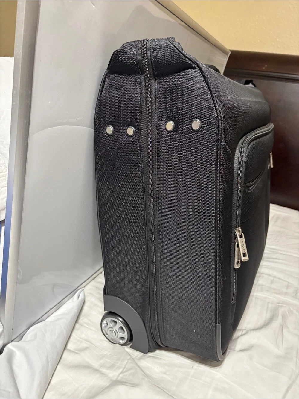 Samsonite Bi-fold Travel suitcase/ Garment Bag with Zippered Interior. Like new